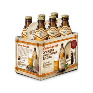 Sechs Flaschen Bier stehen in einem Pappträger mit Etiketten und Texten.