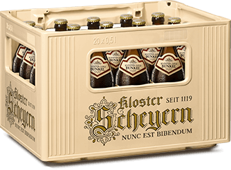 Ein beiger Bierkasten aus Kunststoff enthält mehrere dunkle Flaschen.